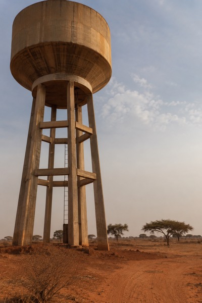 Château d'eau en béton sur pilotis dans la plaine sahélienne